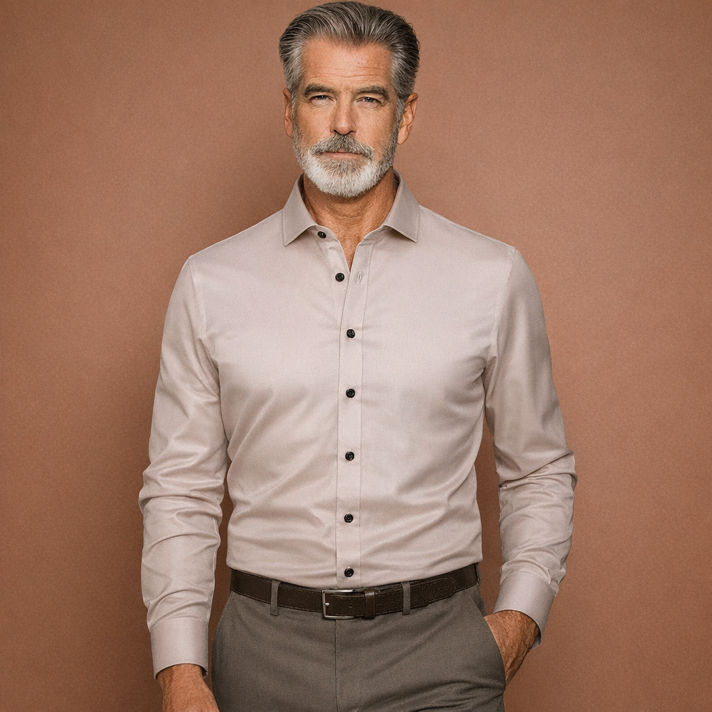 Heren overhemd in beige met minimalistisch design, zacht en comfortabel voor casual en stijlvolle outfits.