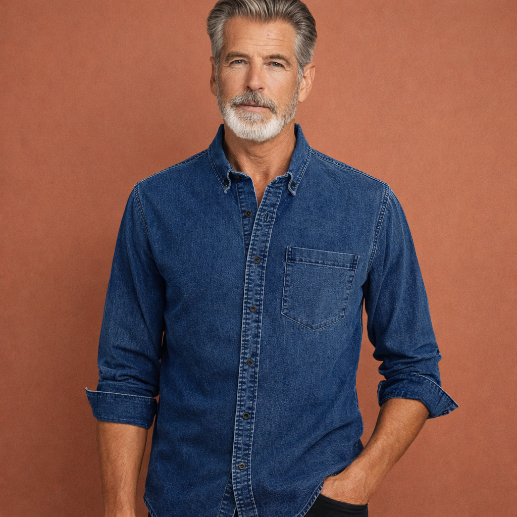 Heren denim overhemd in blauw met minimalistisch design, zacht en comfortabel voor casual en stijlvolle outfits.