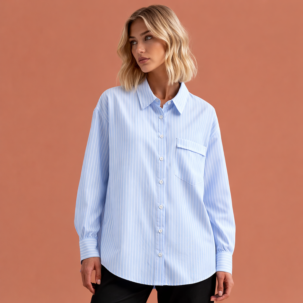 Dames gestreepte blouse in blauw met minimalistisch design, zacht en comfortabel voor casual en stijlvolle outfits.