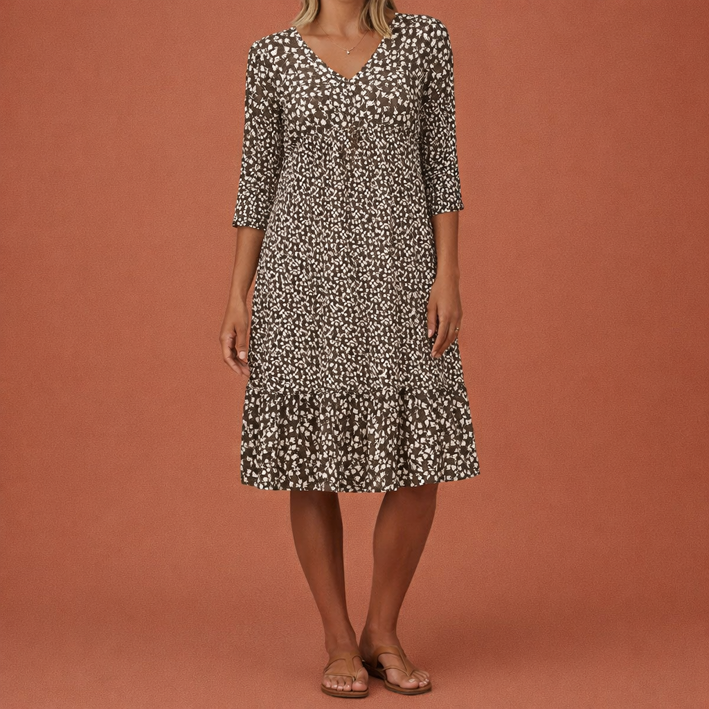 Dames midi jurk in bruin met minimalistisch design, zacht en comfortabel voor casual en stijlvolle outfits.