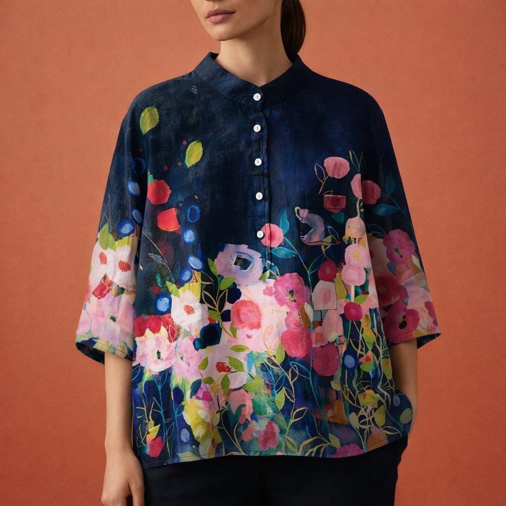 Dames blouse in donkerblauw met minimalistisch design, zacht en comfortabel voor casual en stijlvolle outfits.