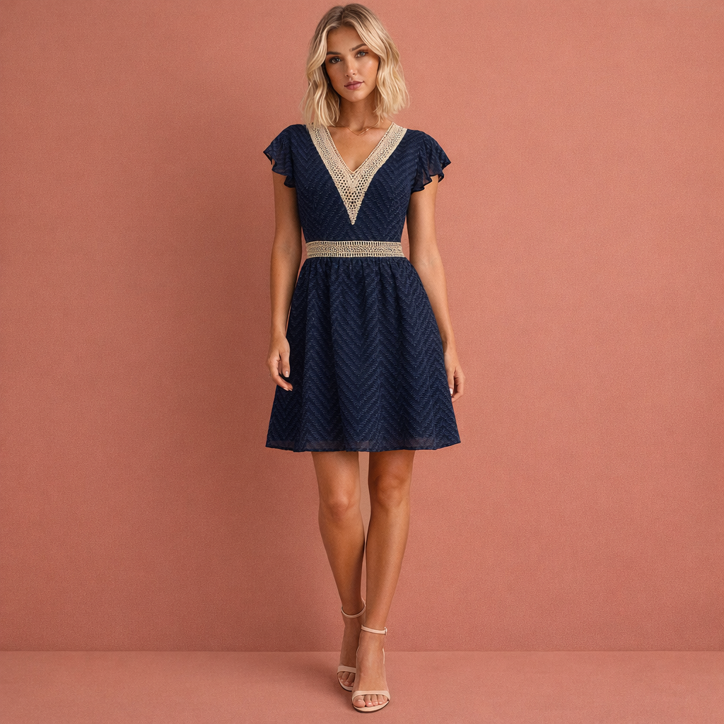 Donkerblauwe luchtige mini-jurk voor dames met V-hals en tailleband, ideaal voor zomerse dagen en casual gelegenheden.