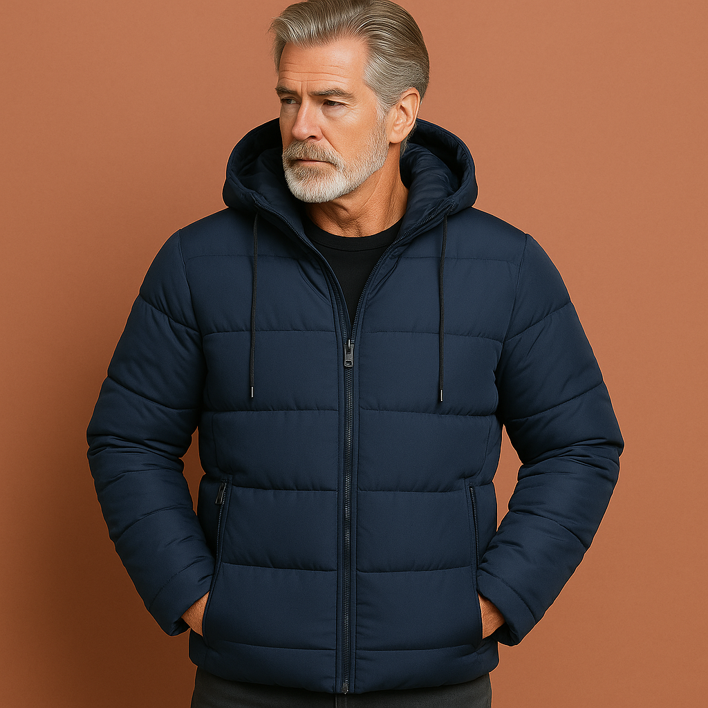 Donkerblauwe heren winterjas met sherpa voering en capuchon, warm en comfortabel voor koude dagen en outdoorgebruik.