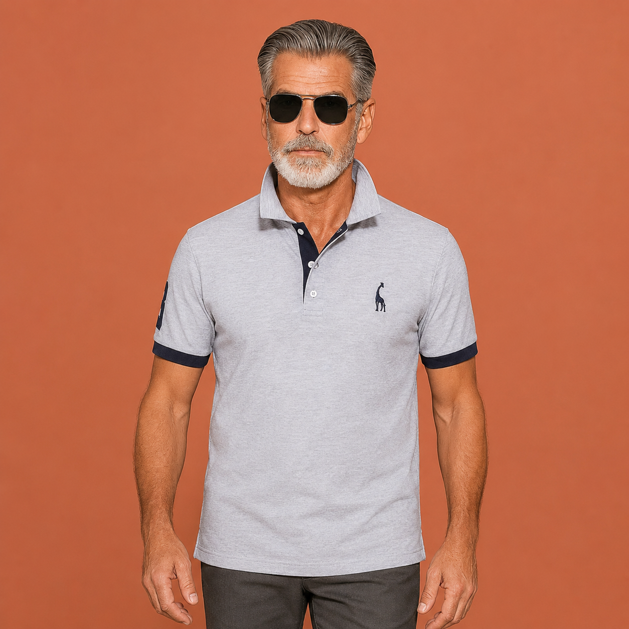 Heren polo shirt in grijs met minimalistisch design, zacht en comfortabel voor casual en stijlvolle outfits.