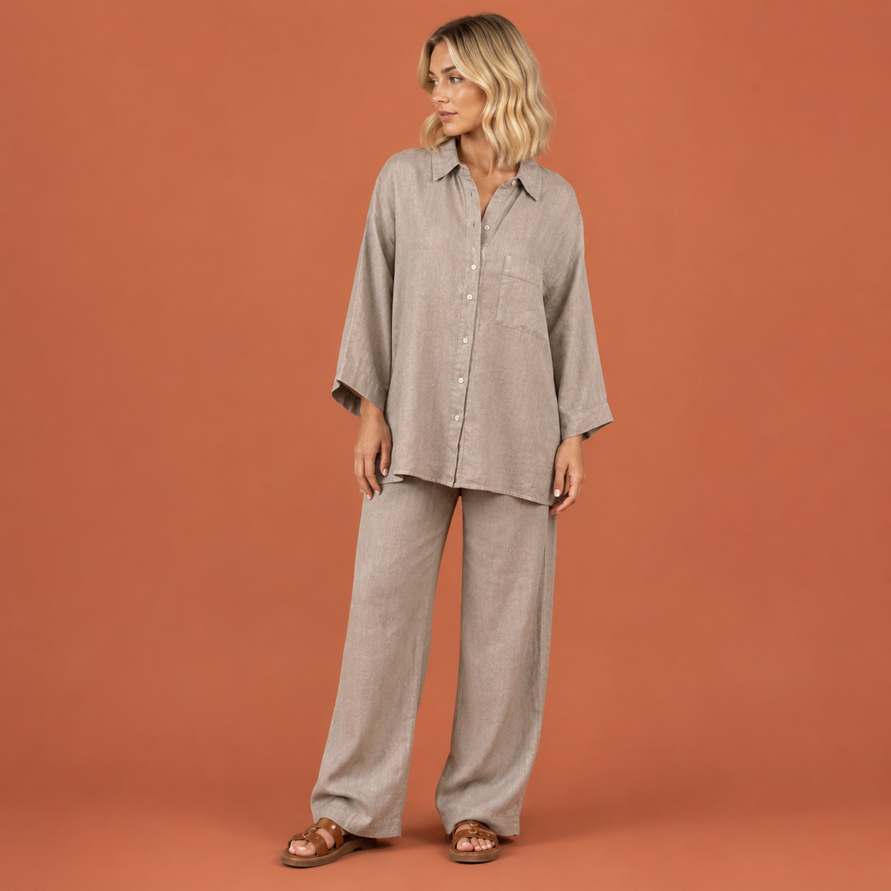 Dames linnen zomer set in grijs met minimalistisch design, zacht en comfortabel voor casual en stijlvolle outfits.