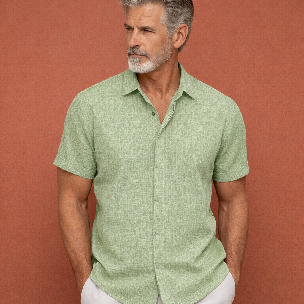 Heren linnen zomer shirt in groen met minimalistisch design, zacht en comfortabel voor casual en stijlvolle outfits.