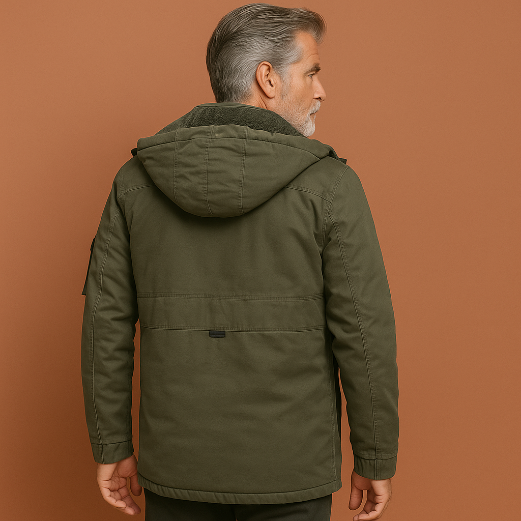 Groene winterjas voor heren met capuchon en bontvoering, perfect voor koude dagen en buitenactiviteiten.