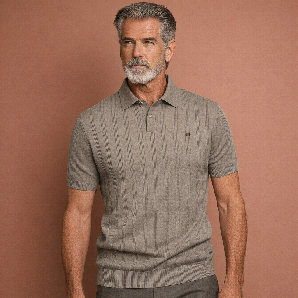Dames polo in khaki met minimalistisch design, zacht en comfortabel voor casual en stijlvolle outfits.
