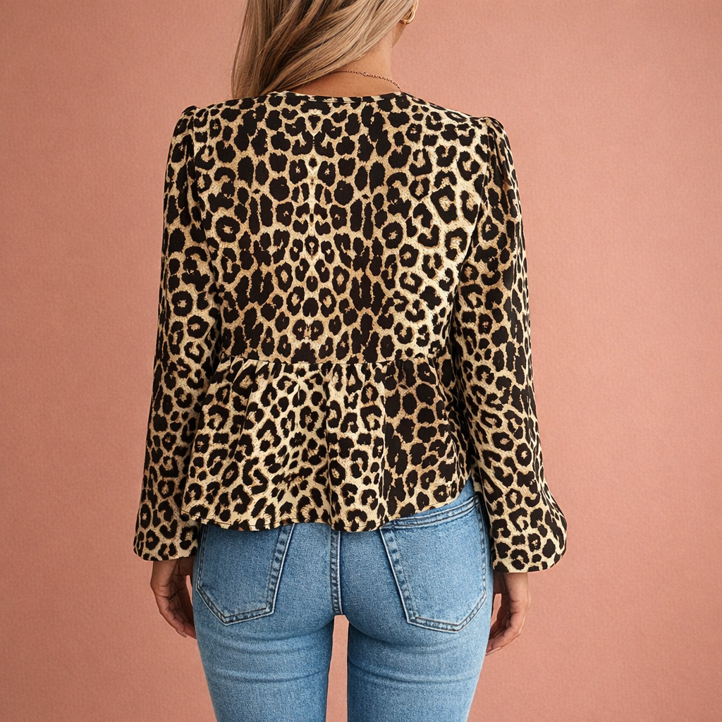 Dames blouse in Luipaard met minimalistisch design, zacht en comfortabel voor casual en stijlvolle outfits.