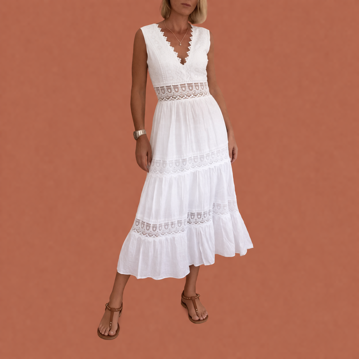 Dames midi-jurk in wit met V-hals en gelaagde rok, mouwloos en comfortabel voor feestelijke en stijlvolle zomerse outfits