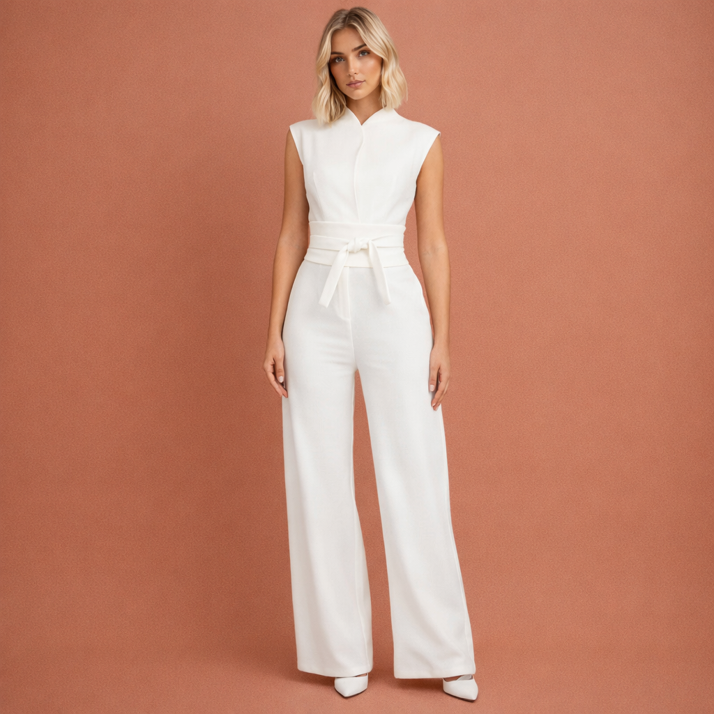 Witte elegante jumpsuit voor dames met V-hals en flatterende pasvorm, geschikt voor feestelijke gelegenheden.