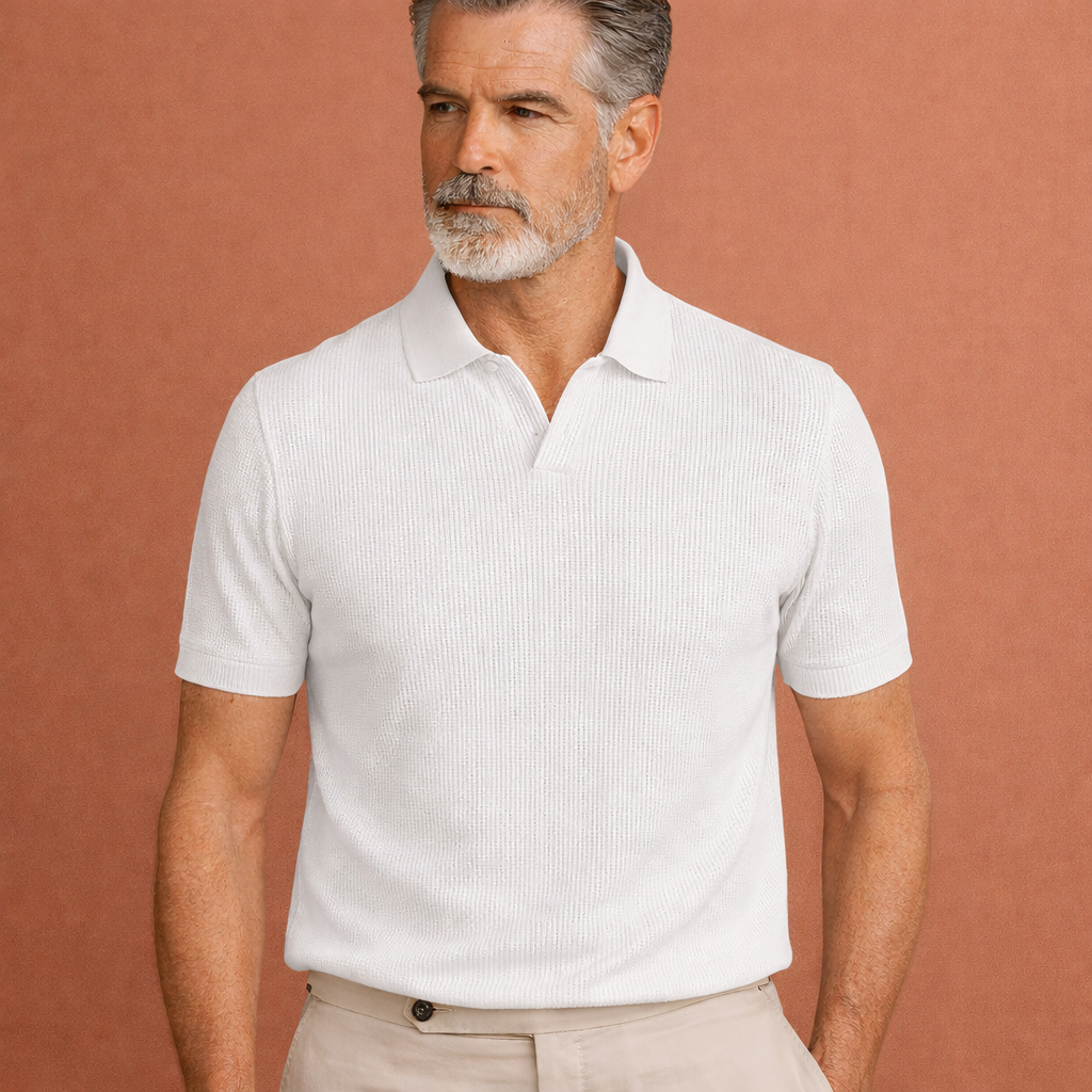 Heren polo in wit met minimalistisch design, zacht en comfortabel voor casual en stijlvolle outfits.