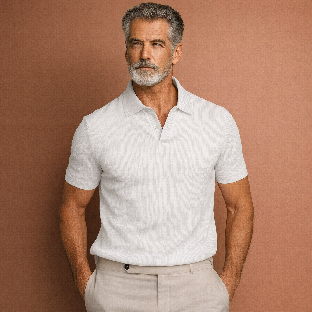 Heren polo in wit met minimalistisch design, zacht en comfortabel voor casual en stijlvolle outfits.