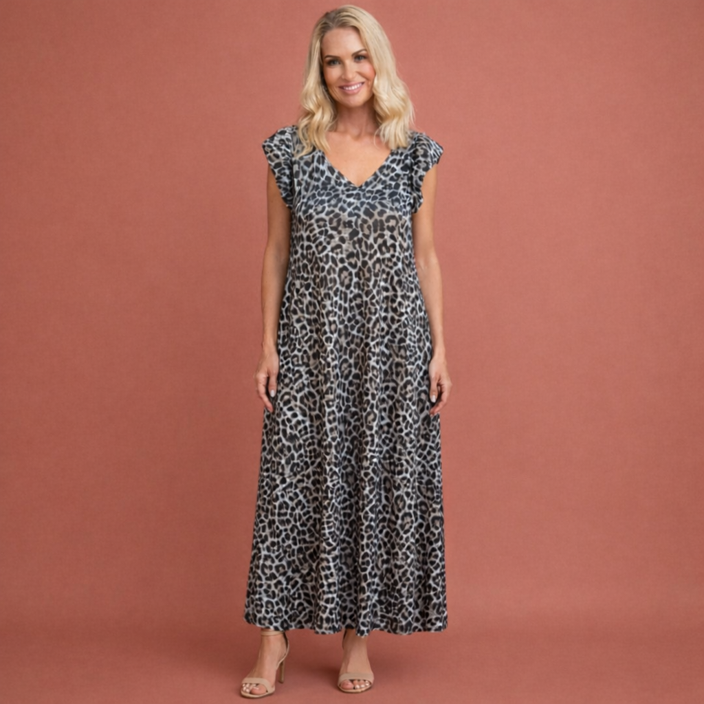 Dames maxi jurk in white leopard print met minimalistisch design, zacht en comfortabel voor casual en stijlvolle outfits.