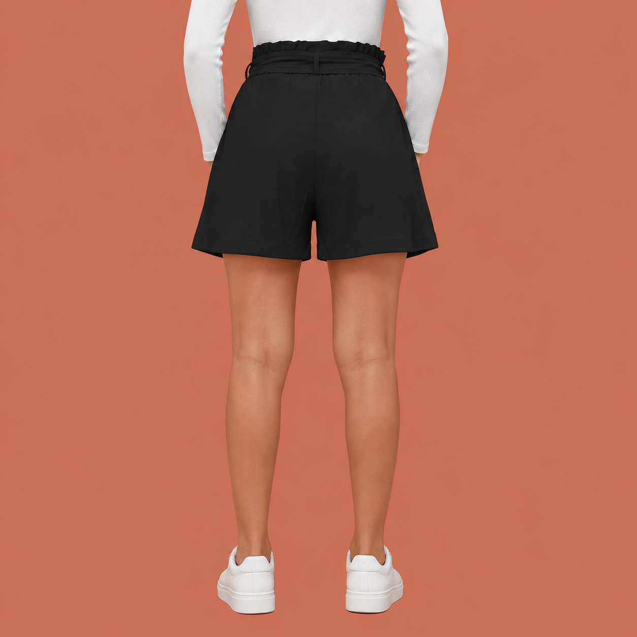 Dames paperbag short in zwart met minimalistisch design, zacht en comfortabel voor casual en stijlvolle outfits.