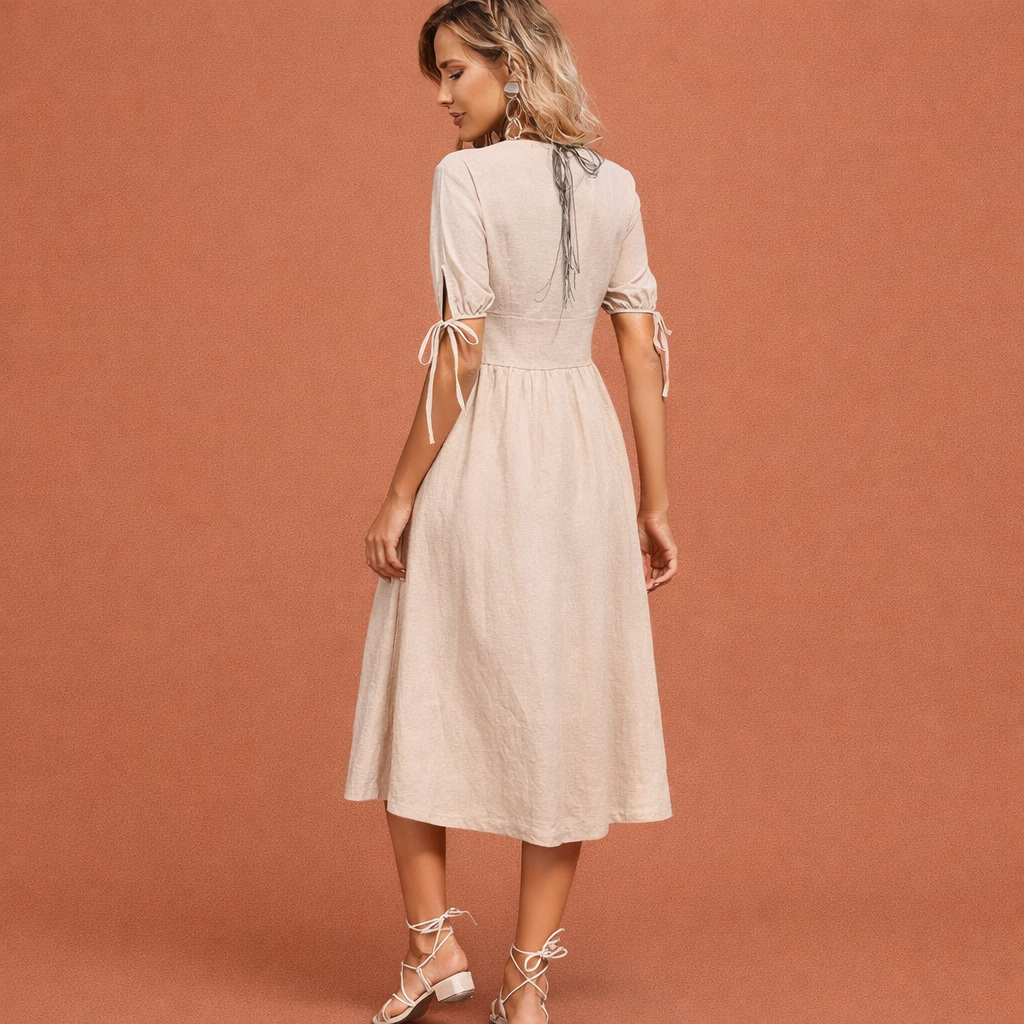 Dames maxi jurk in abrikoos met minimalistisch design, zacht en comfortabel voor casual en stijlvolle outfits.