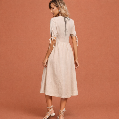 Dames maxi jurk in abrikoos met minimalistisch design, zacht en comfortabel voor casual en stijlvolle outfits.