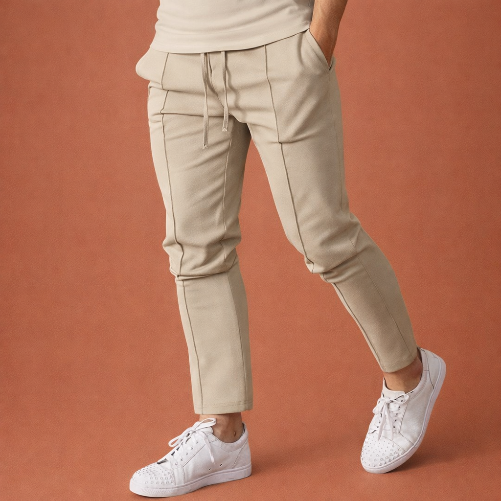 Dames broek in abrikoos met minimalistisch design, zacht en comfortabel voor casual en stijlvolle outfits.