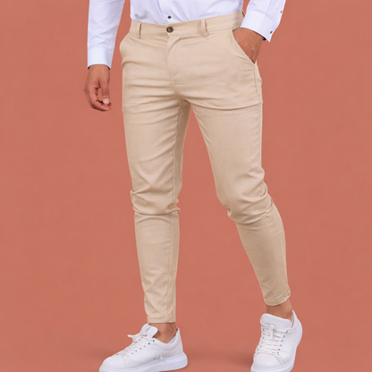 Heren slim-fit pantalon in abrikoos met modern design, comfortabel en stijlvol voor zakelijke en smart-casual outfits.