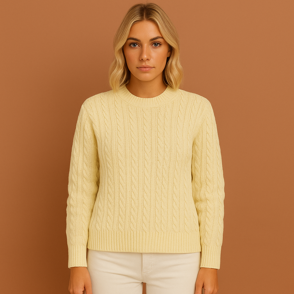 Damestrui in abrikooskleur met klassiek kabelpatroon, zacht en comfortabel voor casual en stijlvolle winterlooks.