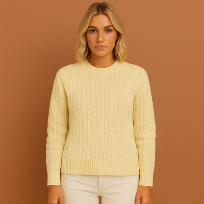 Damestrui in abrikooskleur met klassiek kabelpatroon, zacht en comfortabel voor casual en stijlvolle winterlooks.