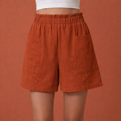 Dames linnen shorts in baksteenrood met minimalistisch design, zacht en comfortabel voor casual en stijlvolle outfits.