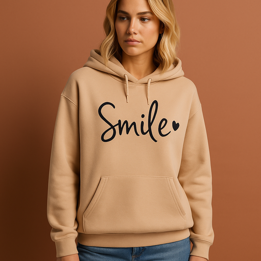 Smile-Love hoodie voor dames in beige met zachte pasvorm en vrolijk ontwerp voor dagelijks comfort.