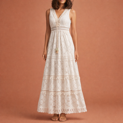 Dames maxi-jurk in beige met minimalistisch design, zacht en comfortabel voor casual en stijlvolle outfits.
