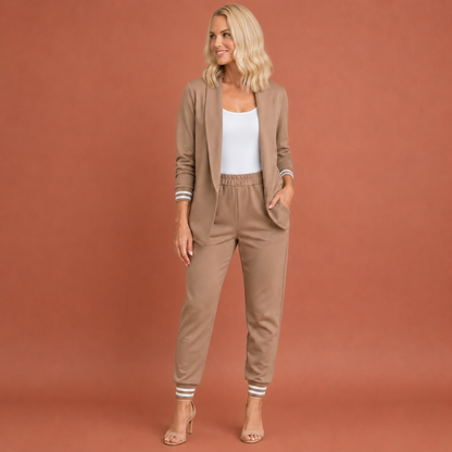 Dames blazer en broek set in beige met minimalistisch design, zacht en comfortabel voor casual en stijlvolle outfits.