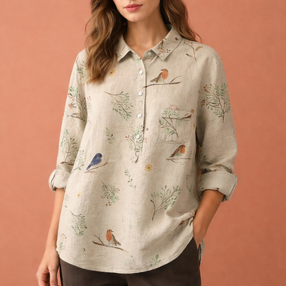 Dames blouse in beige met minimalistisch design, zacht en comfortabel voor casual en stijlvolle outfits.