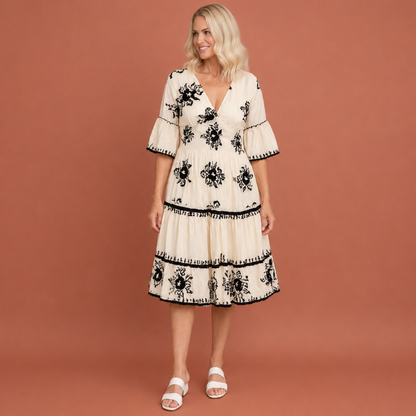 Dames bohemian maxi-jurk in beige met minimalistisch design, zacht en comfortabel voor casual en stijlvolle outfits.