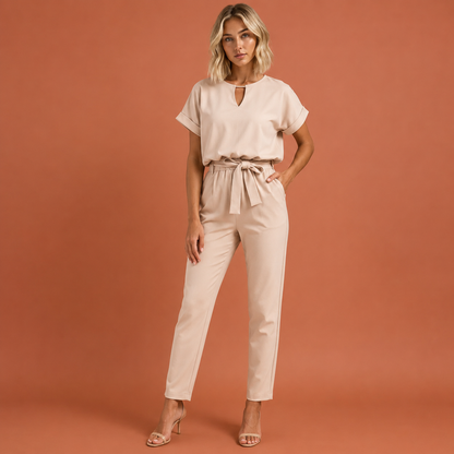 Dames jumpsuit in beige met minimalistisch design, zacht en comfortabel voor casual en stijlvolle outfits.