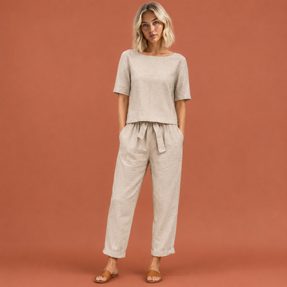 Dames linnen set in beige met minimalistisch design, zacht en comfortabel voor casual en stijlvolle outfits.