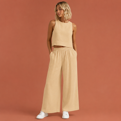 Dames linnen set in beige met minimalistisch design, zacht en comfortabel voor casual en stijlvolle outfits.