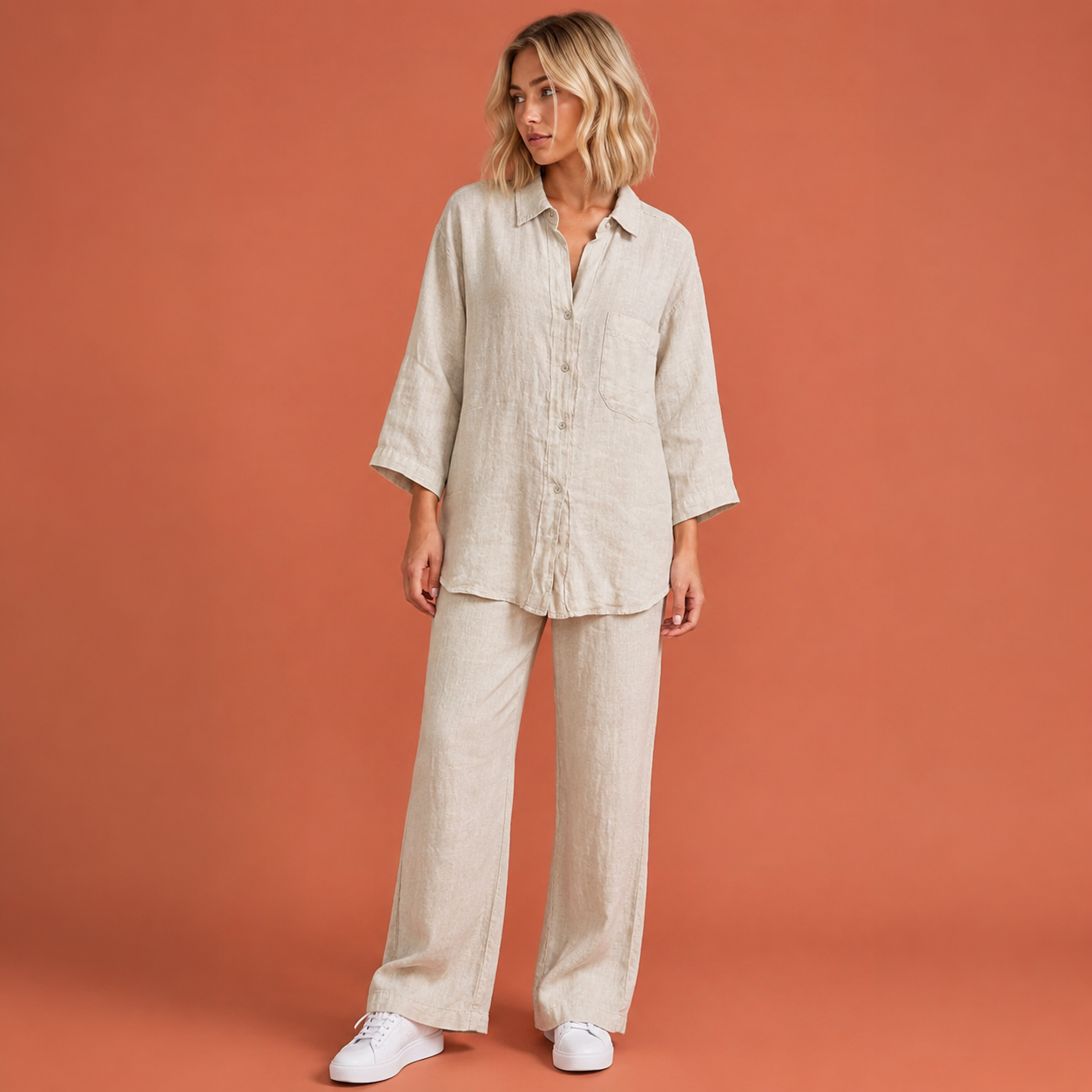 Dames linnen zomer set in beige met minimalistisch design, zacht en comfortabel voor casual en stijlvolle outfits.