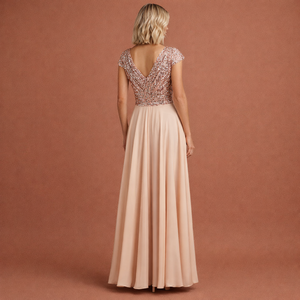 Dames maxi avondjurk in beige met minimalistisch design, zacht en comfortabel voor casual en stijlvolle outfits.