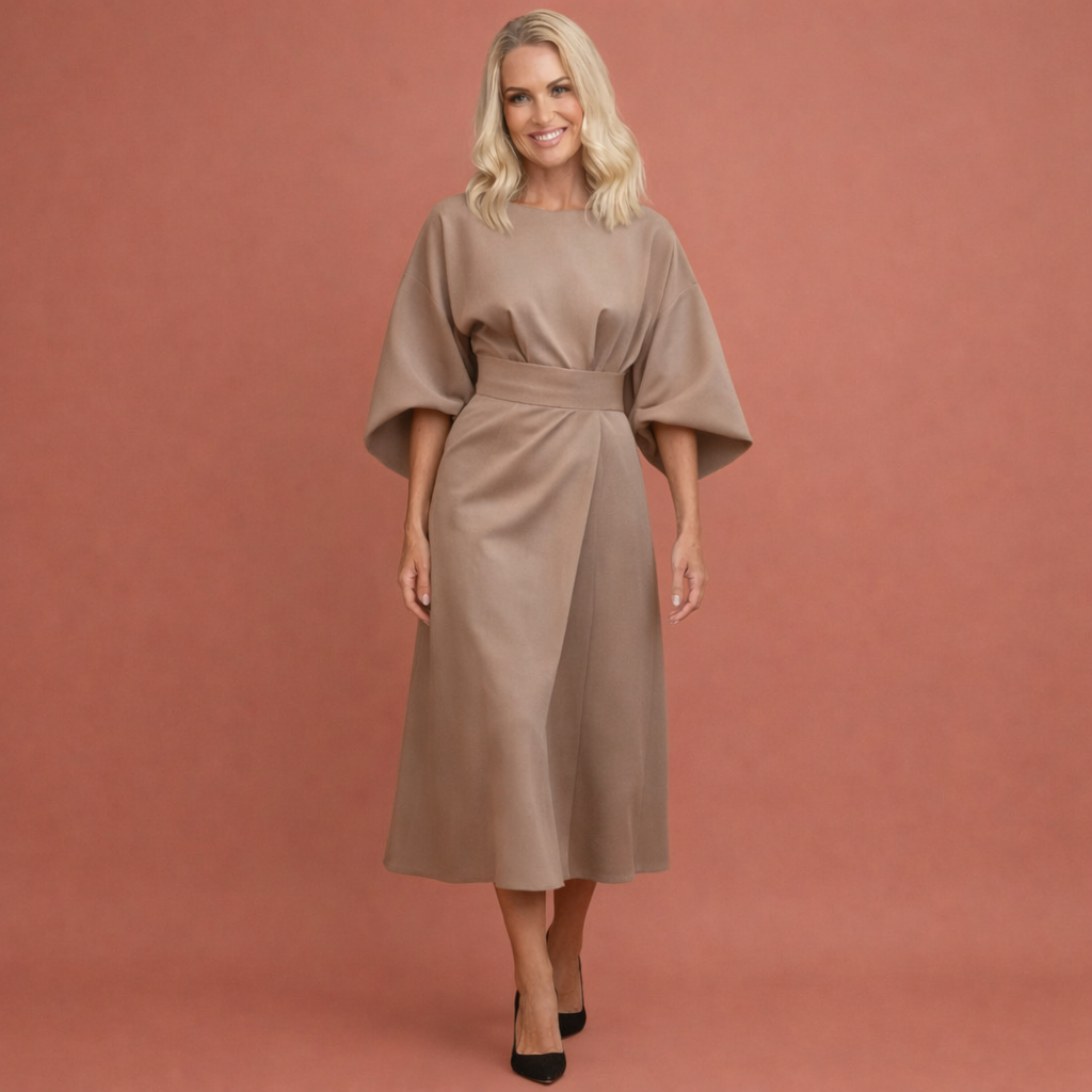 Dames maxi jurk in beige met minimalistisch design, zacht en comfortabel voor casual en stijlvolle outfits.