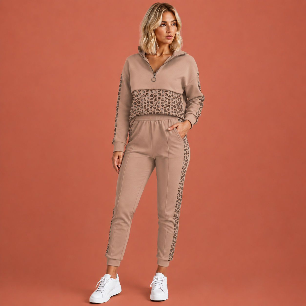 Dames outdoor set in beige met minimalistisch design, zacht en comfortabel voor casual en stijlvolle outfits.