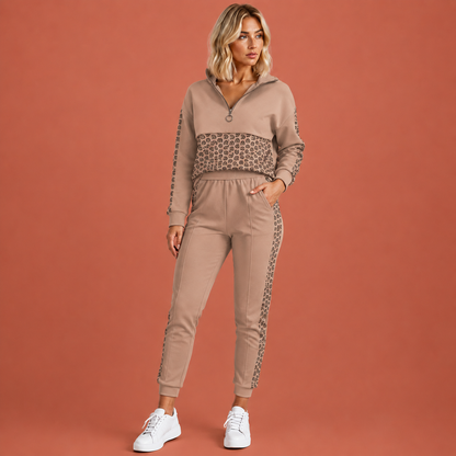 Dames outdoor set in beige met minimalistisch design, zacht en comfortabel voor casual en stijlvolle outfits.