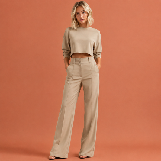 Dames set in beige met minimalistisch design, zacht en comfortabel voor casual en stijlvolle outfits.