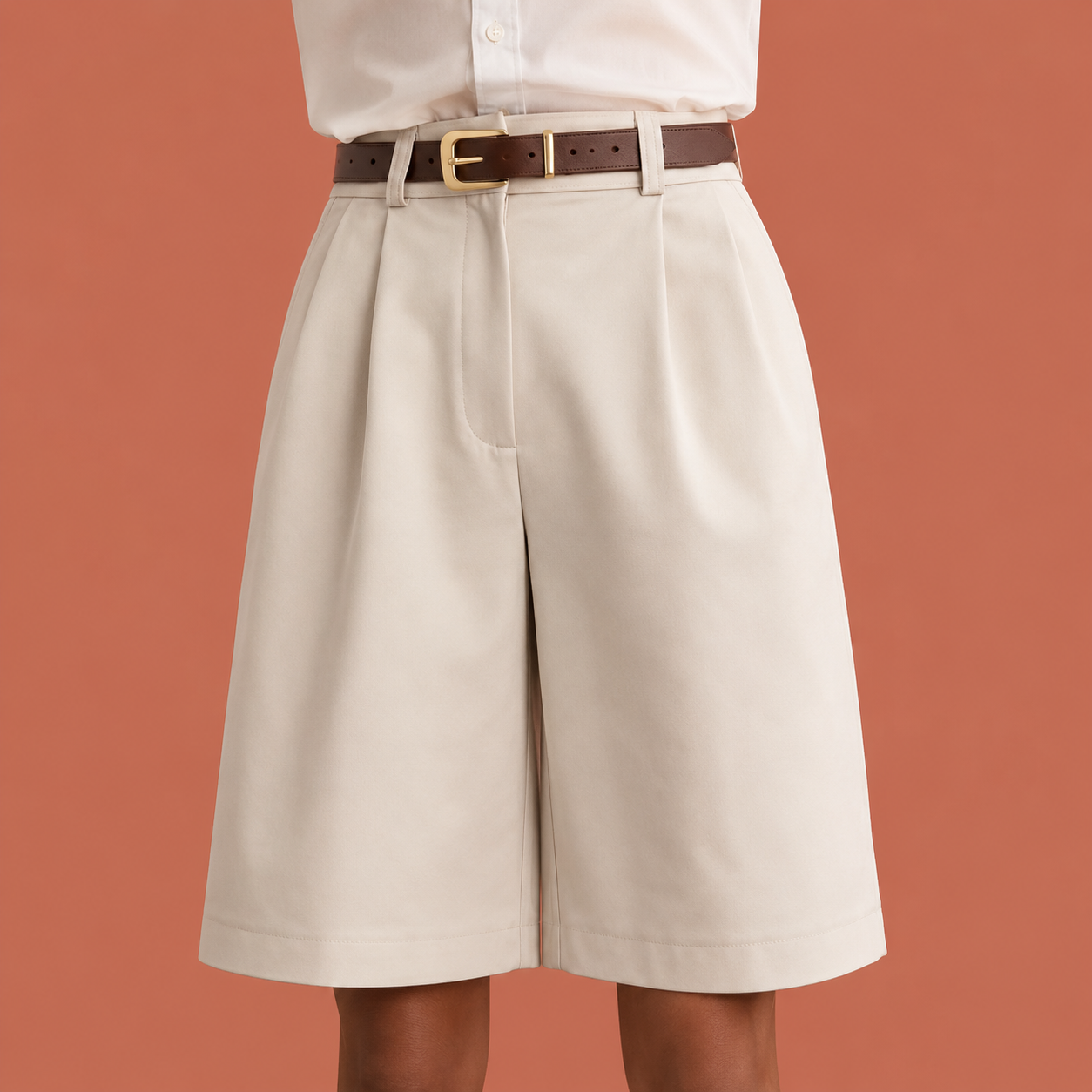 Dames short in beige met minimalistisch design, zacht en comfortabel voor casual en stijlvolle outfits.