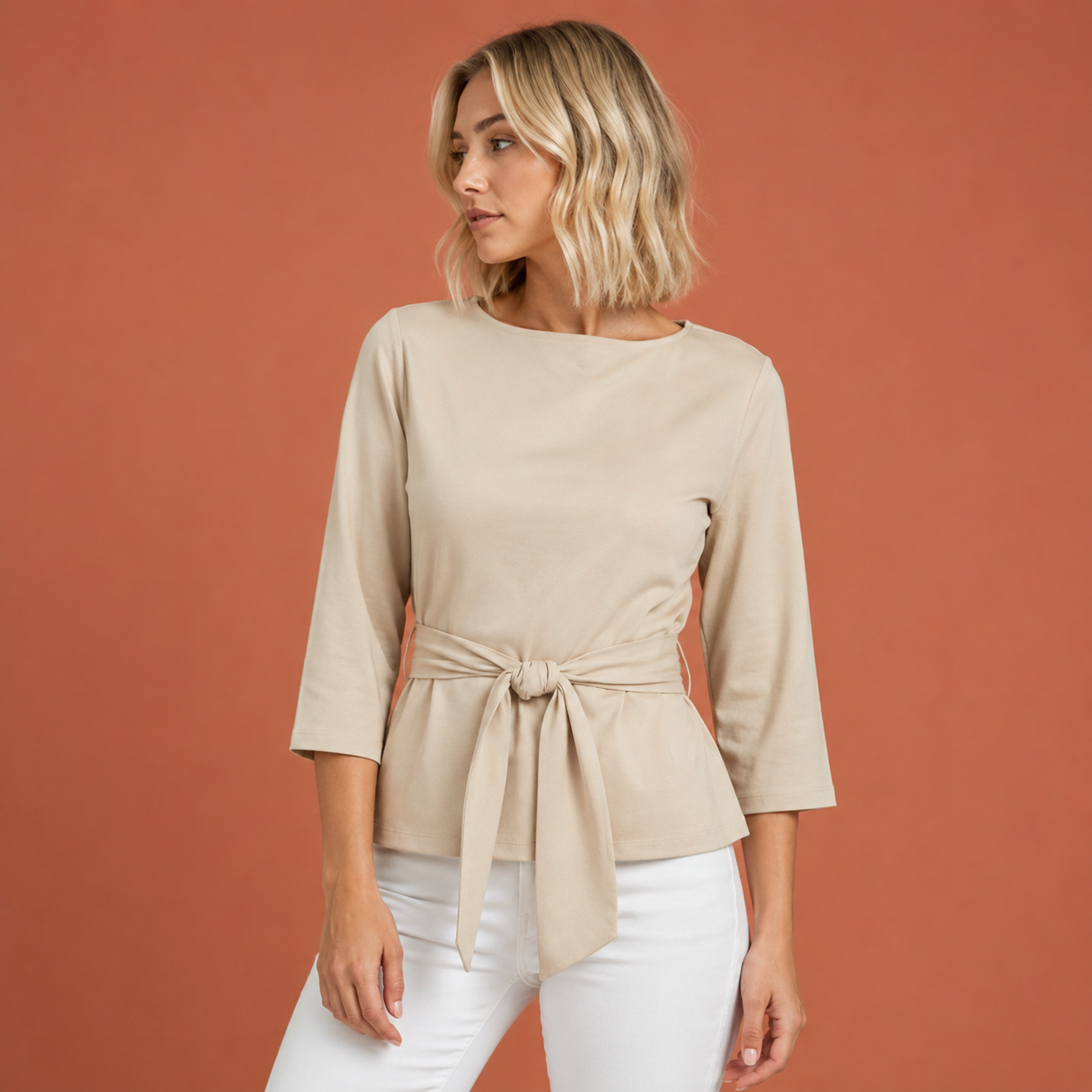 Dames top in beige met minimalistisch design, zacht en comfortabel voor casual en stijlvolle outfits.