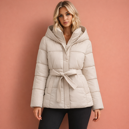 Beige elegante damesjas met capuchon en ceintuur, comfortabel en stijlvol voor dagelijks gebruik tijdens koude dagen.