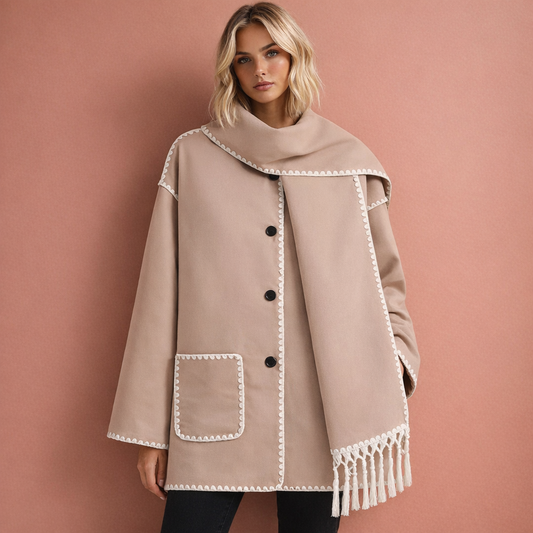 Beige elegante damesjas met ruime pasvorm en bijpassende sjaal, ideaal voor stijlvolle outfits tijdens koude dagen.