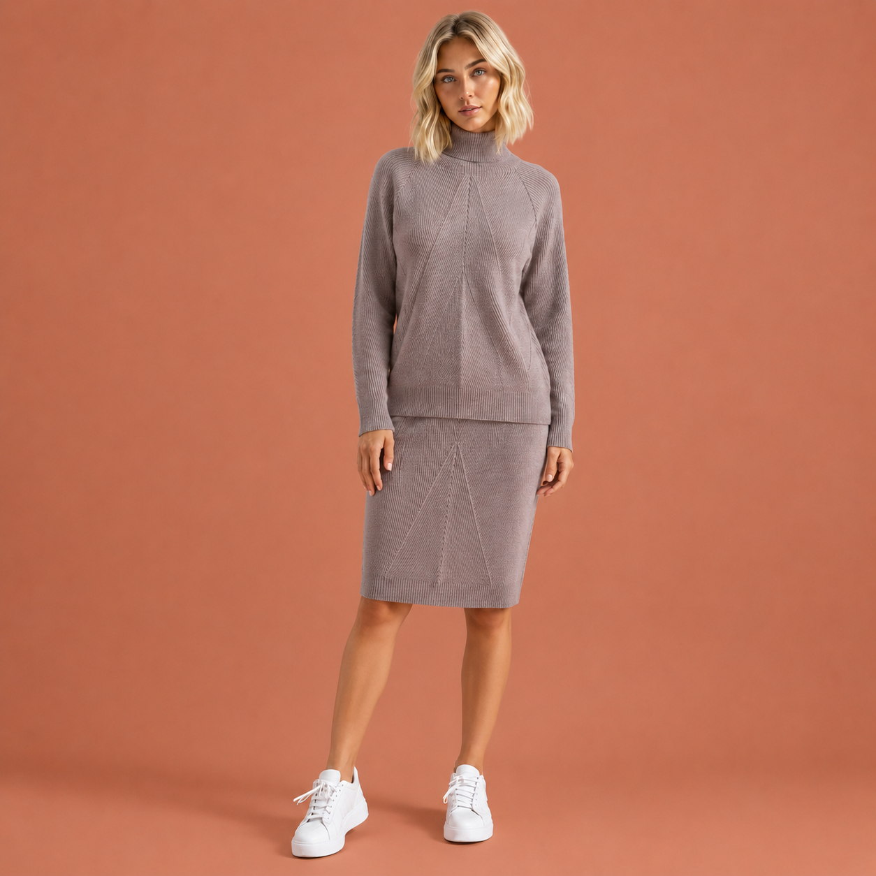 Dames gebreide set in beige met minimalistisch design, zacht en comfortabel voor casual en stijlvolle outfits.