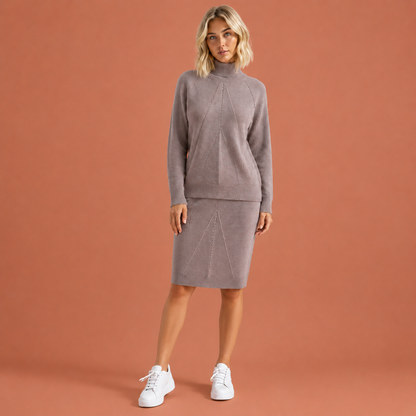 Dames gebreide set in beige met minimalistisch design, zacht en comfortabel voor casual en stijlvolle outfits.