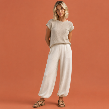 Dames gebreide set in beige met minimalistisch design, zacht en comfortabel voor casual en stijlvolle outfits.