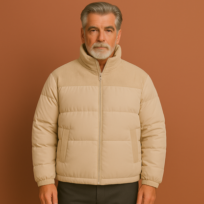 Beige heren pufferjas met moderne pasvorm en warme gewatteerde afwerking, ideaal voor koude dagen.