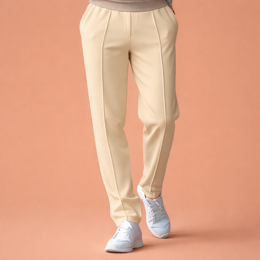 Heren broek in beige met minimalistisch design, zacht en comfortabel voor casual en stijlvolle outfits.