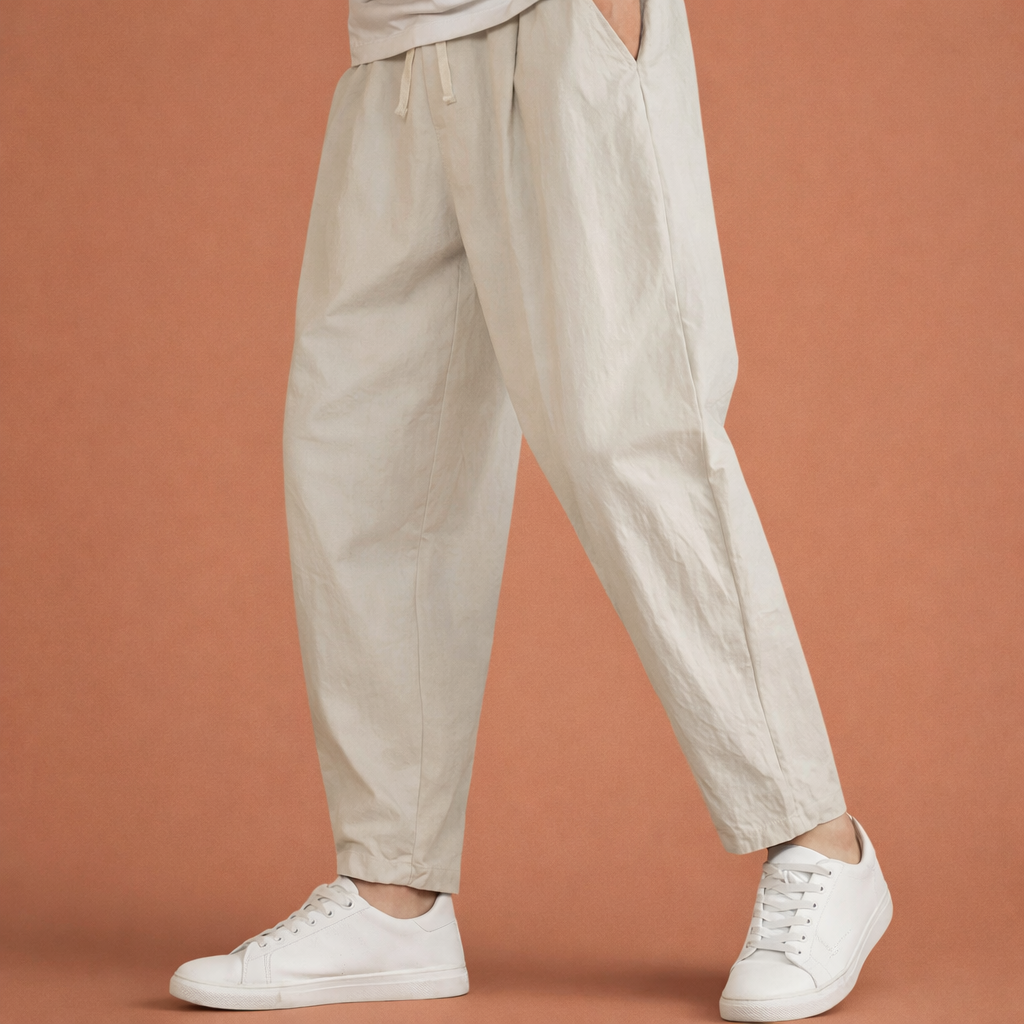 Heren broek in beige met minimalistisch design, zacht en comfortabel voor casual en stijlvolle outfits.
